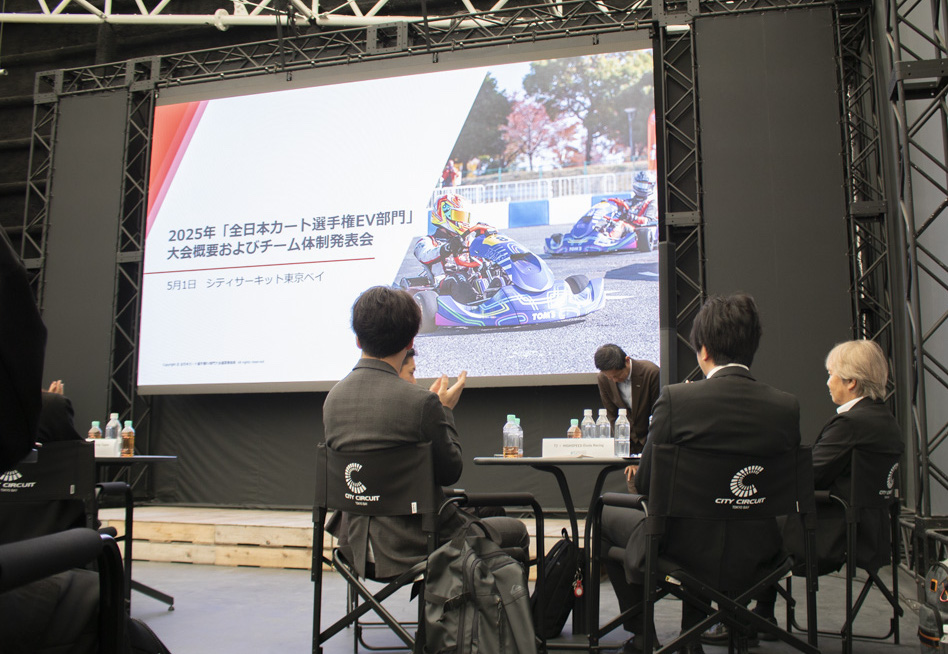 ドラフト会議の開会挨拶をする株式会社トムス 代表取締役谷本勲様
